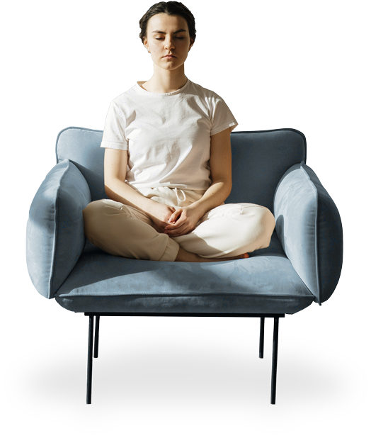 девушка медитирует сидя на кресле